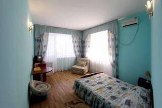 Гостиница Guest House Zemlianichnaia Poliana Анапа Трехместный номер с террасой-6