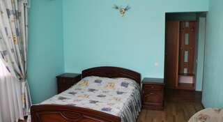 Гостиница Guest House Zemlianichnaia Poliana Анапа Трехместный номер с террасой-2