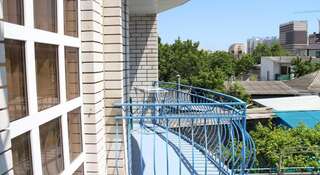 Гостиница Guest House Zemlianichnaia Poliana Анапа Трехместный номер с террасой-3