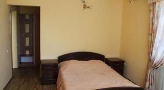 Гостиница Guest House Zemlianichnaia Poliana Анапа Трехместный номер с террасой-8
