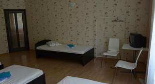 Гостиница Guest House Zemlianichnaia Poliana Анапа Односпальная кровать в общем номере-4