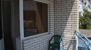 Гостиница Guest House Zemlianichnaia Poliana Анапа Трехместный номер с террасой-1