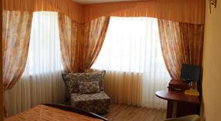 Гостиница Guest House Zemlianichnaia Poliana Анапа Трехместный номер с террасой-9